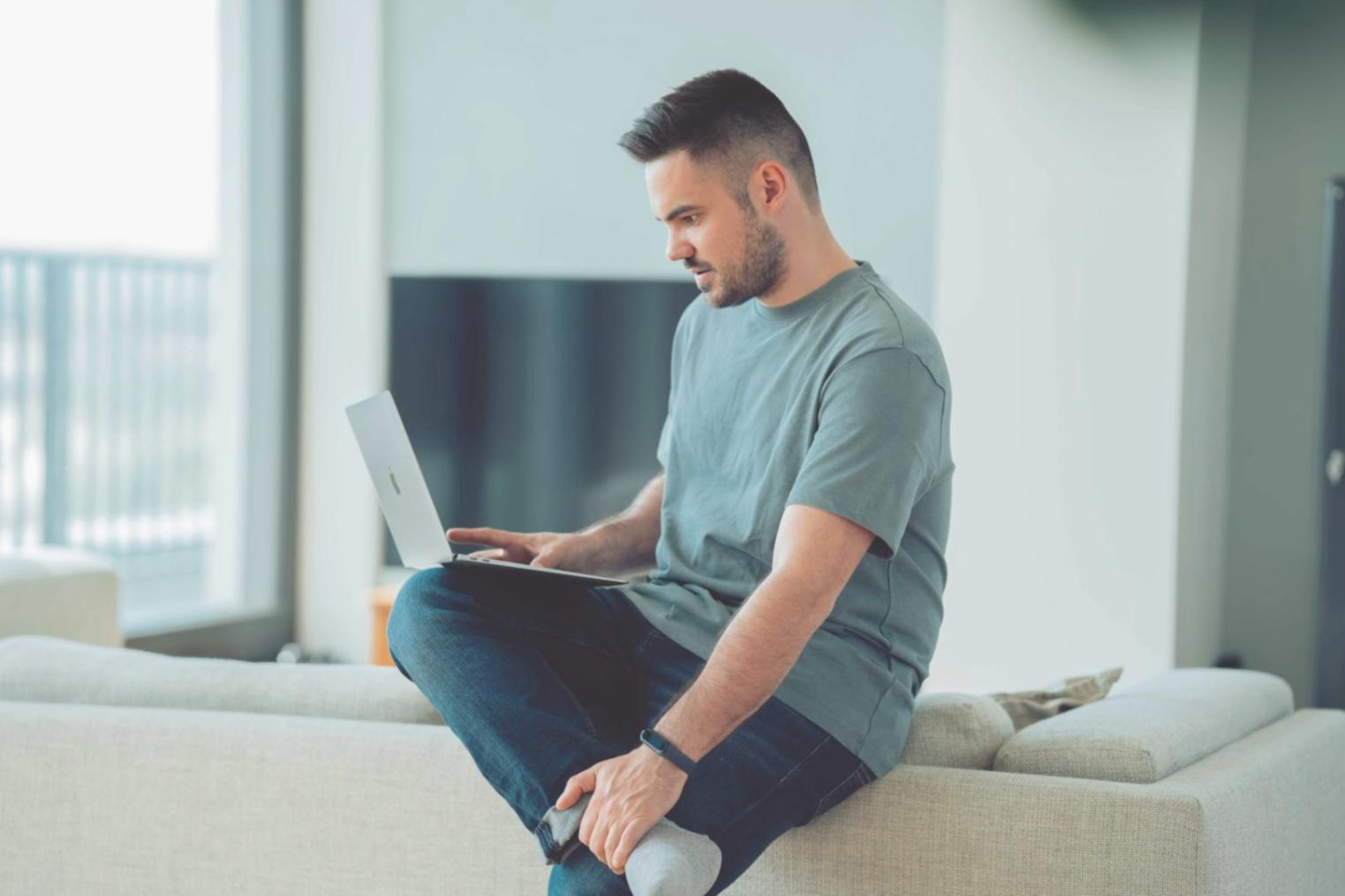 Estudiante trabajando con flexibilidad horaria
