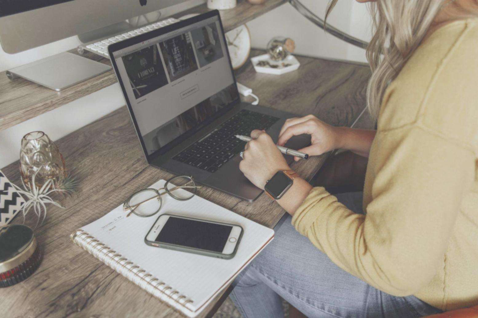 Espacio de trabajo con gráficos financieros y dispositivos digitales